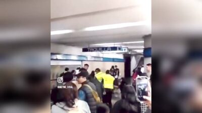 VIDEO: ‘Dale, dale, dale…’; usuarios se burlan mientras mujeres se daban con todo en el Metro
