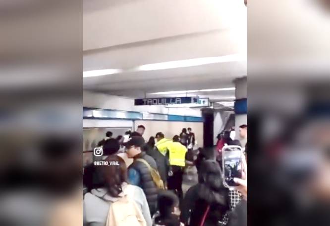 VIDEO: ‘Dale, dale, dale…’; usuarios se burlan mientras mujeres se daban con todo en el Metro