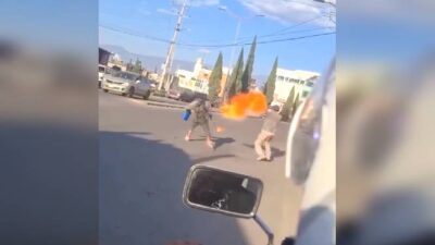 VIDEO: ‘Tragafuego’ intenta quemar a un limpiaparabrisas; testigos graban la pelea