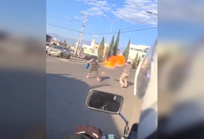 VIDEO: ‘Tragafuego’ intenta quemar a un limpiaparabrisas; testigos graban la pelea