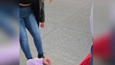 VIDEO: ‘¡No estoy sola!’; joven mujer da escarmiento a sujeto que la tocó