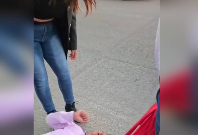VIDEO: ‘¡No estoy sola!’; joven mujer da escarmiento a sujeto que la tocó