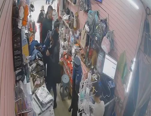 VIDEO: Graban a organizada banda de ladrones; así roban en varias tiendas