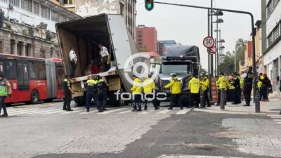 URGENTE: Trailero ocasiona accidente y colapsa la circulación junto al Metrobús
