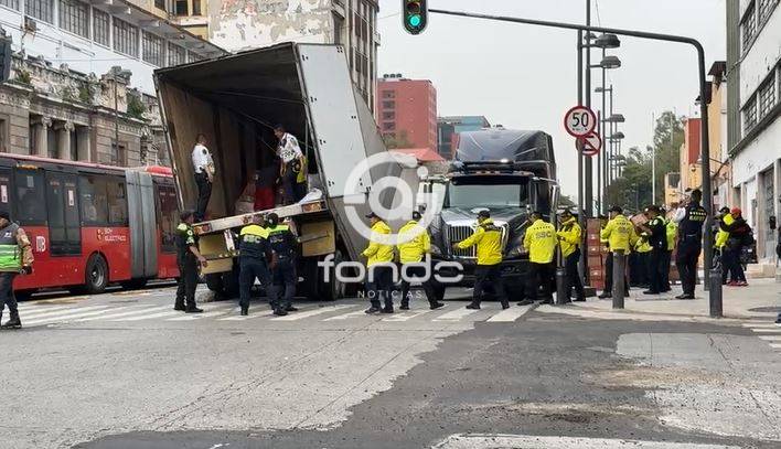 URGENTE: Trailero ocasiona accidente y colapsa la circulación junto al Metrobús