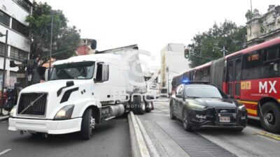 VIDEO: Un tráiler cargado con leche y una mala maniobra dejaron horas de caos