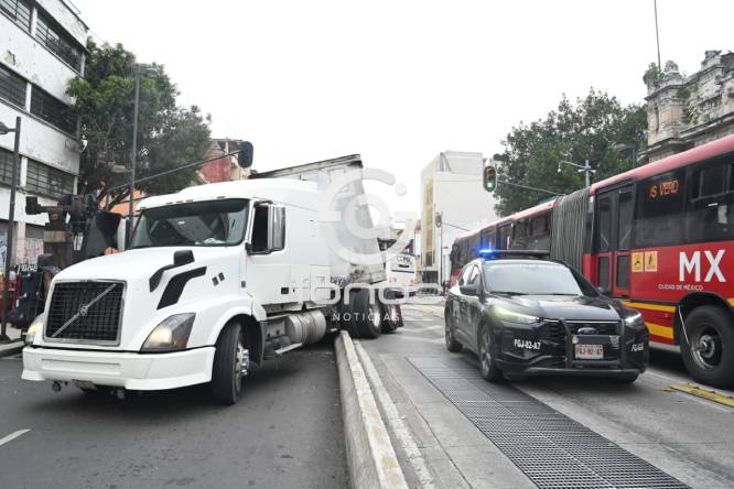 VIDEO: Un tráiler cargado con leche y una mala maniobra dejaron horas de caos