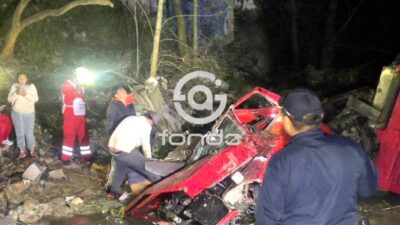 TRAGEDIA. Camión de volteo cae 80 metros desde un puente; hay tres muertos