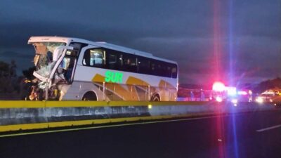 TERRIBLE: Autobús choca contra un tráiler en la carretera; hay 16 heridos