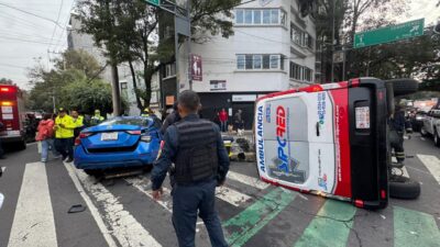 ACCIDENTE: Ambulancia iba a toda velocidad, chocó contra un auto y termina volcada