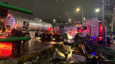 ALARMA: Otro accidente de pipa; vehículo de Pemex choca y derrama 500 litros de combustible