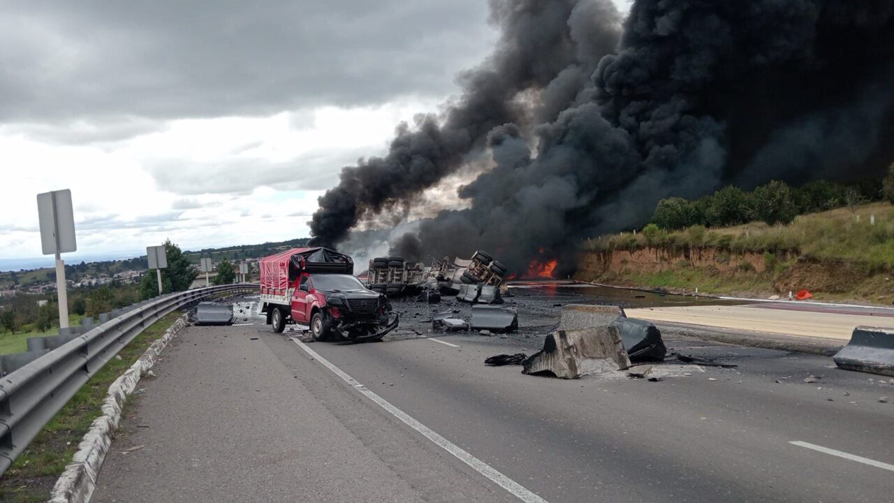 ÚLTIMA HORA: Pipa con combustible explota en la autopista; hay carros incendiados