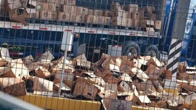 RAPIÑA: Vecinos y conductores roban cartones de cerveza tras volcadura