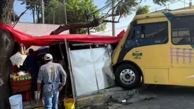 CAFRES: Camiones de pasajeros chocan contra un puesto de taquitos; hay varios heridos