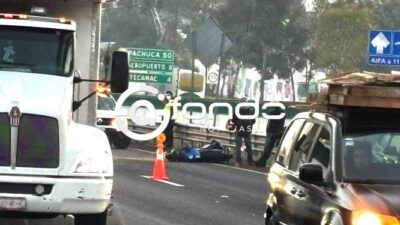 TRAGEDIA. Motociclista choca con automóvil y su cuerpo queda destrozado en autopista del Edomex