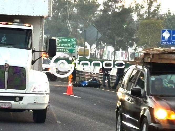 TRAGEDIA. Motociclista choca con automóvil y su cuerpo queda destrozado en autopista del Edomex