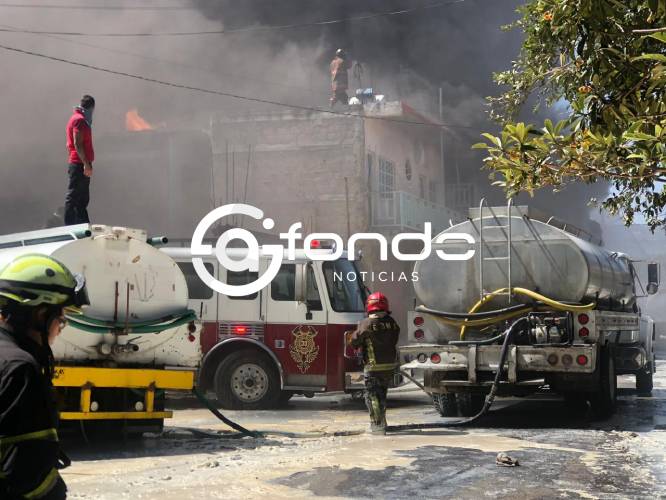 URGENTE: Fuego y pánico; fuerte incendio consume fábrica de colchones