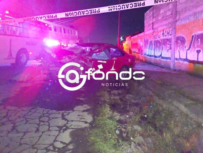 TRAGEDIA. Familiares de Miguel lo identifican prensado dentro de su taxi; chocó contra un autobús