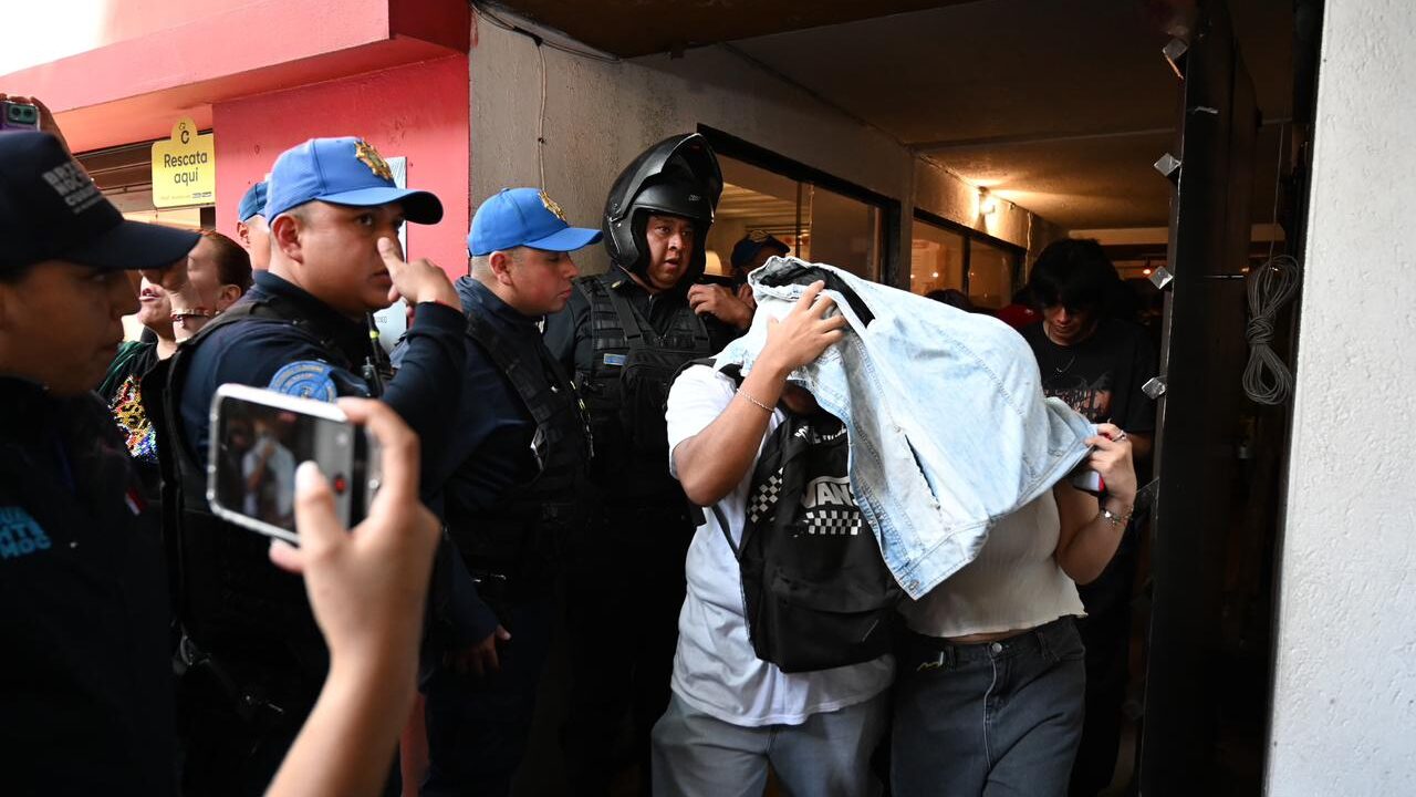 PELIGRO. Desmantelan fiesta clandestina; había 500 jóvenes y garrafones de alcohol etílico