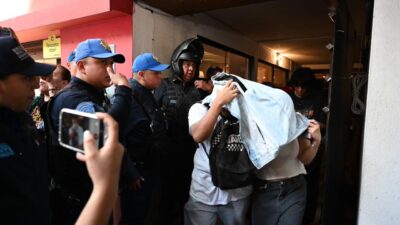 PELIGRO. Desmantelan fiesta clandestina; había 500 jóvenes y garrafones de alcohol etílico