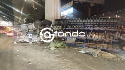 VIDEO: Trailero pierde el control, termina volcado y se da a la fuga