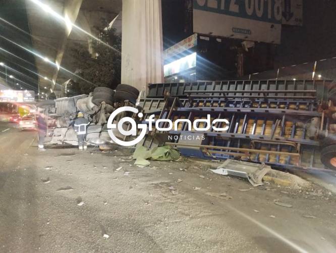 VIDEO: Trailero pierde el control, termina volcado y se da a la fuga