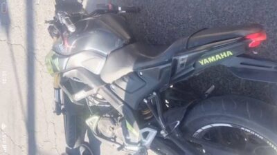 TERRIBLE: Joven cae de cabeza de una motocicleta; viajaba sin casco
