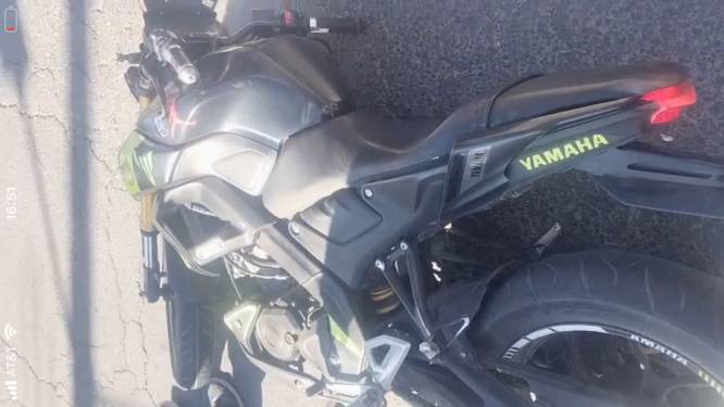 TERRIBLE: Joven cae de cabeza de una motocicleta; viajaba sin casco