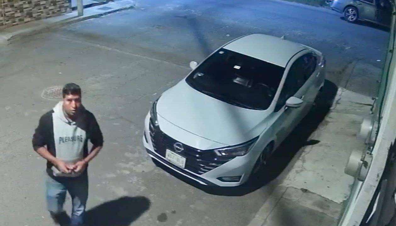 VIDEO: Ladrones pasean de madrugada y desarman autos con tranquilidad