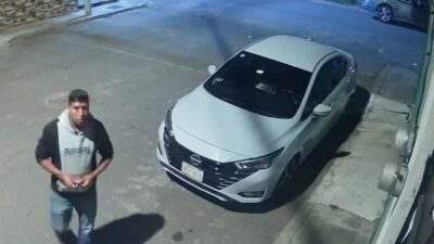 VIDEO: Ladrones pasean de madrugada y desarman autos con tranquilidad