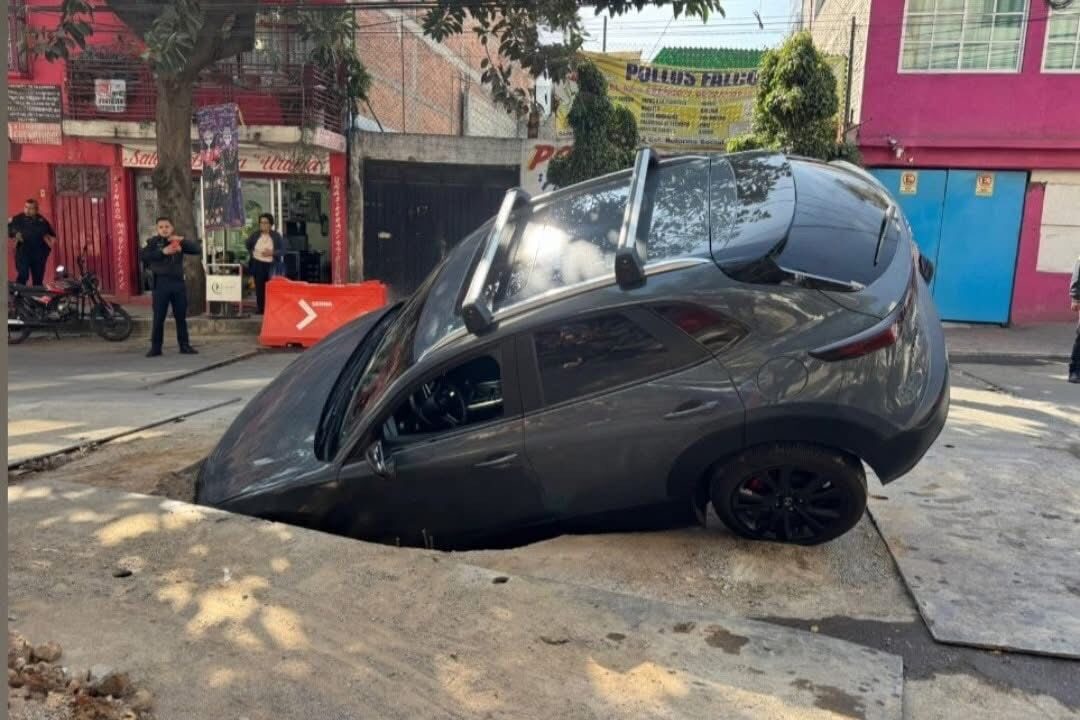 VIDEO: Conductor no vio un enorme hoyo y termina dentro con todo y camioneta