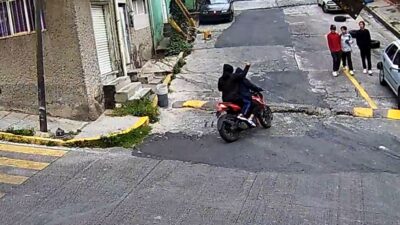 VIDEOS: Rateros en moto ‘cazan’ a chavitos para quitarles hasta las mochilas