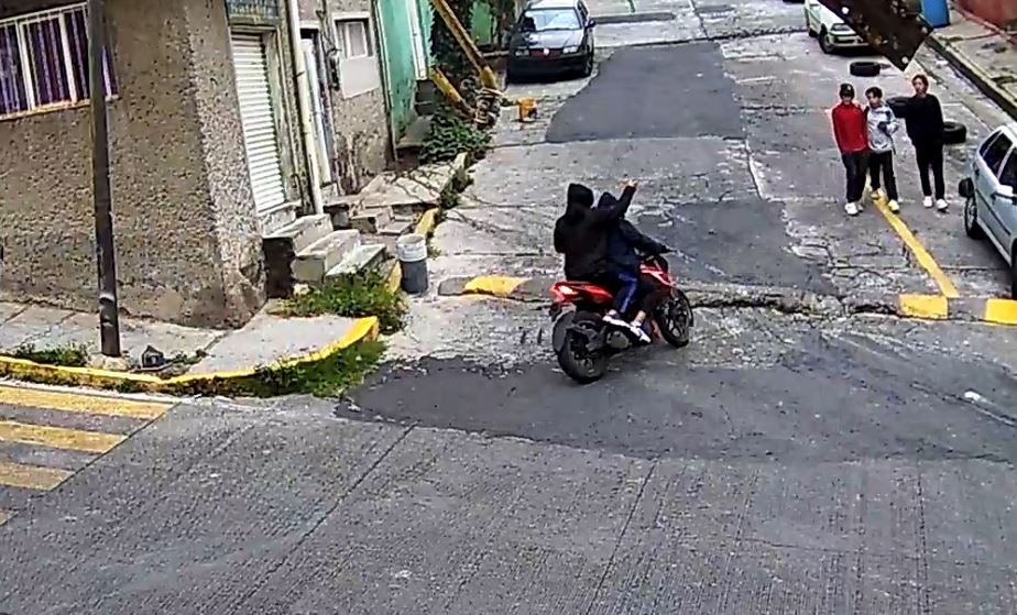 VIDEOS: Rateros en moto ‘cazan’ a chavitos para quitarles hasta las mochilas