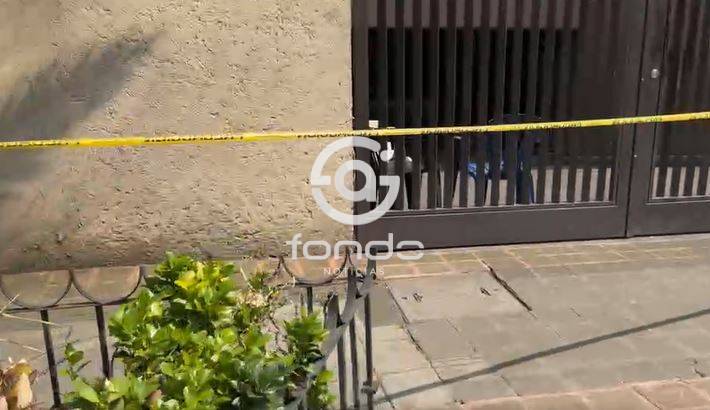 URGENTE: Asaltante intenta robar un auto y muere abatido por un policía