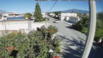 VIDEO: Justicieros; conductor arrolla de frente a dos jovencitas y vecinos van por él a su casa