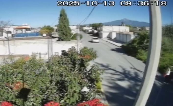 VIDEO: Justicieros; conductor arrolla de frente a dos jovencitas y vecinos van por él a su casa