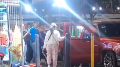 VIDEO: Familias arman campal junto a los taquitos; se dieron hasta botellazos