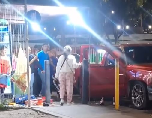 VIDEO: Familias arman campal junto a los taquitos; se dieron hasta botellazos
