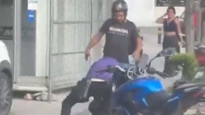 VIDEO: Golpiza y machete; vecinos ‘leen sus derechos’ a un ladrón de celulares