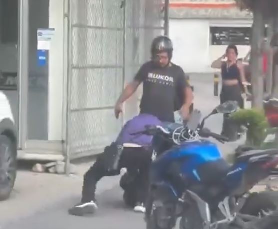 VIDEO: Golpiza y machete; vecinos ‘leen sus derechos’ a un ladrón de celulares