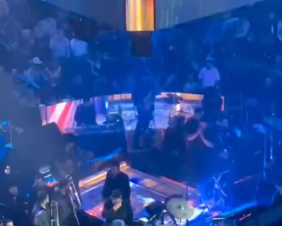 VIDEO: Cantante Alfredo Olivas suspende show tras recibir un misterioso regalo