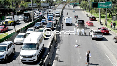 TRAGEDIA. Plomero iba manejando una motocicleta, cayó en un bache y una camioneta lo arrolló