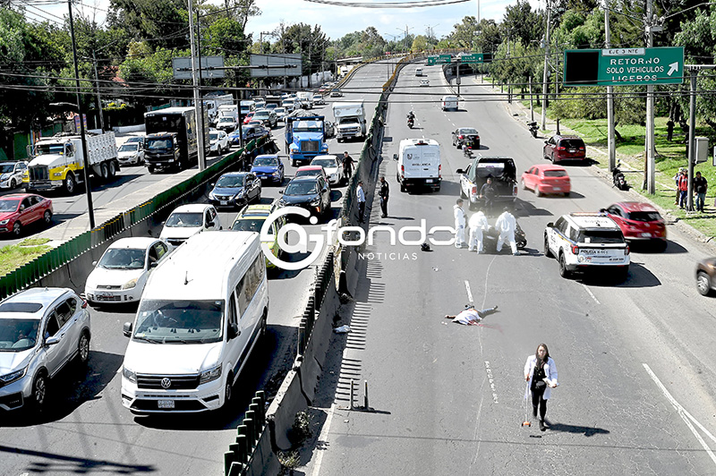 TRAGEDIA. Plomero iba manejando una motocicleta, cayó en un bache y una camioneta lo arrolló