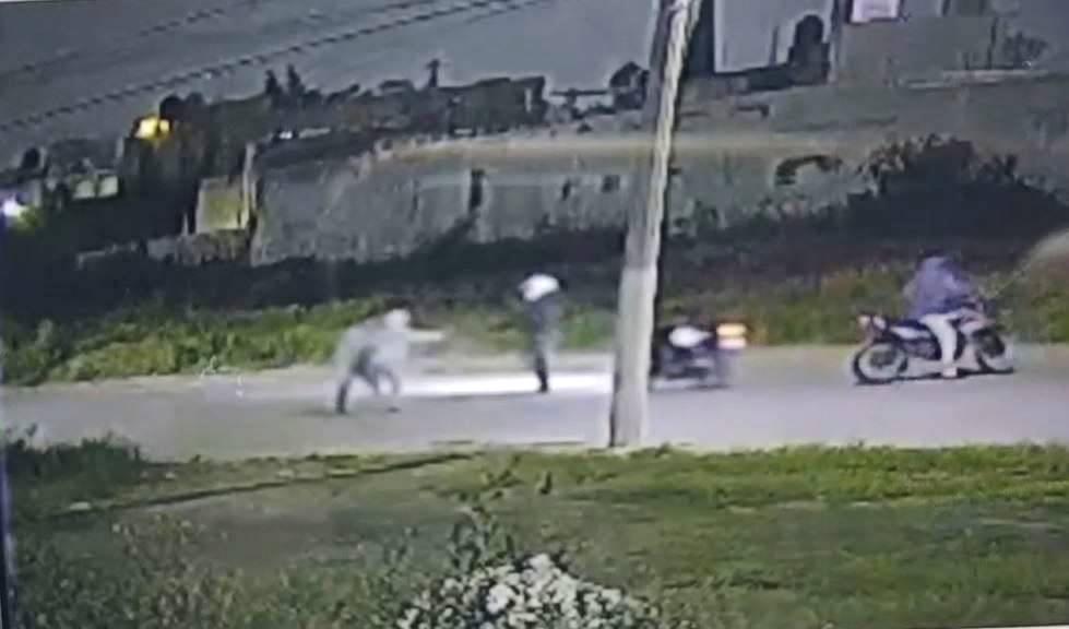 VIDEO: Graban asalto contra dos hermanos; rateros en motos los atacan en Ecatepec