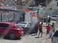VIDEO: Mujer con pistola de balines defiende a su novio de golpeadores