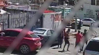 VIDEO: Mujer con pistola de balines defiende a su novio de golpeadores