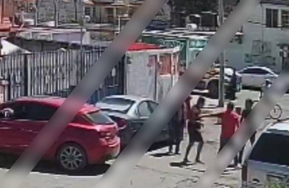 VIDEO: Mujer con pistola de balines defiende a su novio de golpeadores