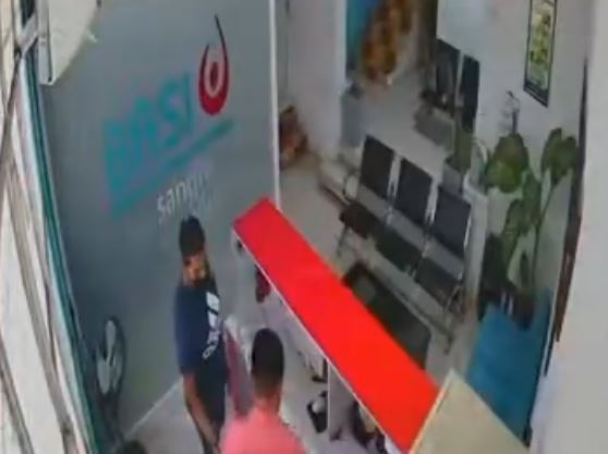 VIDEO: Delincuente armado entra y asalta un banco… de sangre