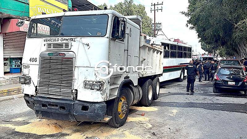 VIDEO. Camión de carga sin frenos se lleva varios vehículos; hay 25 personas heridas
