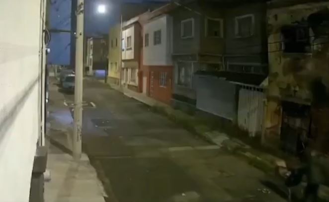 VIDEO: Sujeto abandona a una mujer muerta en un carrito de supermercado